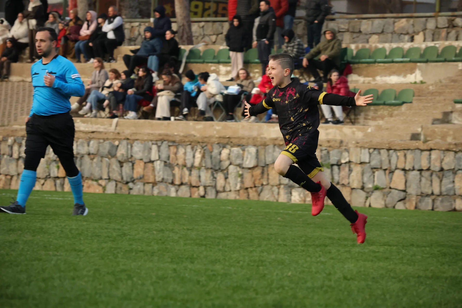 Gol sevincini yaşayan 1925 Futbol Akademisi sporcusu