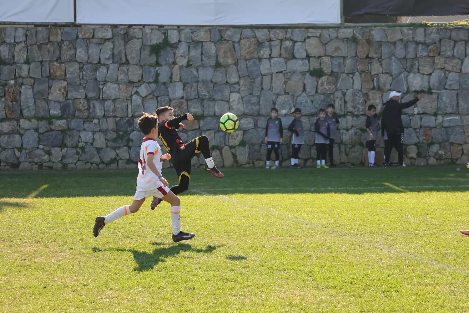 Teknik beceri uygulayan genç futbolcu